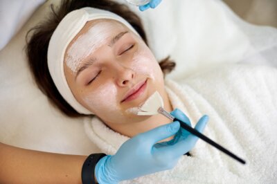 Curățare facială combinată cu peeling